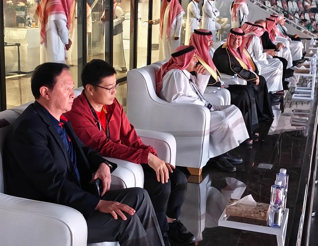 常华大使与王奇敏总领事看望中国男篮