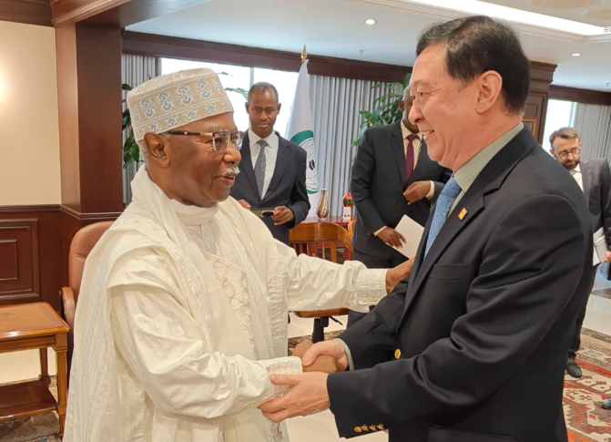 常华大使会见伊斯兰合作组织秘书长塔哈