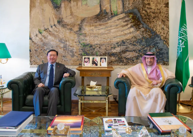 常华大使会见沙特外交部副大臣胡莱吉