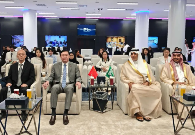 常华大使应邀参访国际人工智能研究与伦理中心