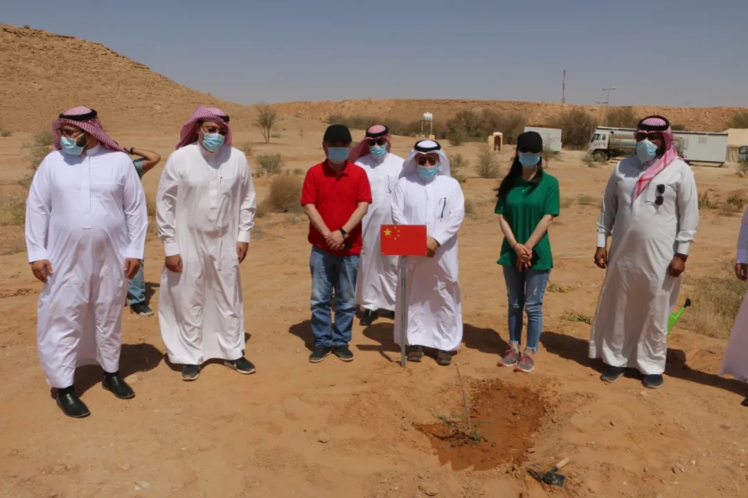 用火红热情点亮绿色未来——驻沙特使馆和中资企业参加植树活动